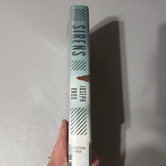 Joseph Knox sirens hardcover novel - Picture 2 of 7